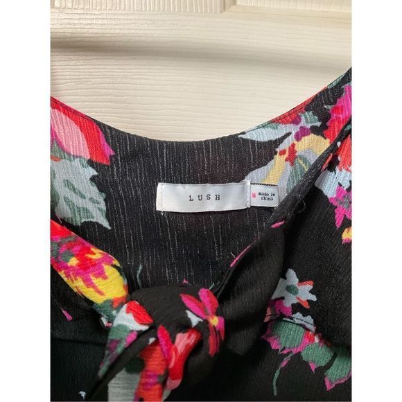 Lush Floral ☀️ Cold Shoulder Ruffle Flow Crop Top Blouse Size Medium - Picture 2 of 8